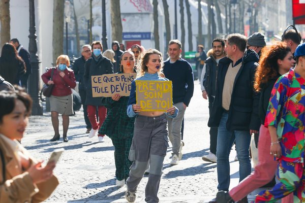 Bébé se réveille tôt : 7 astuces efficaces pour l'aider